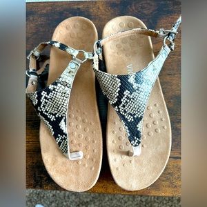 NWOT Vionic Snakeskin Sandals